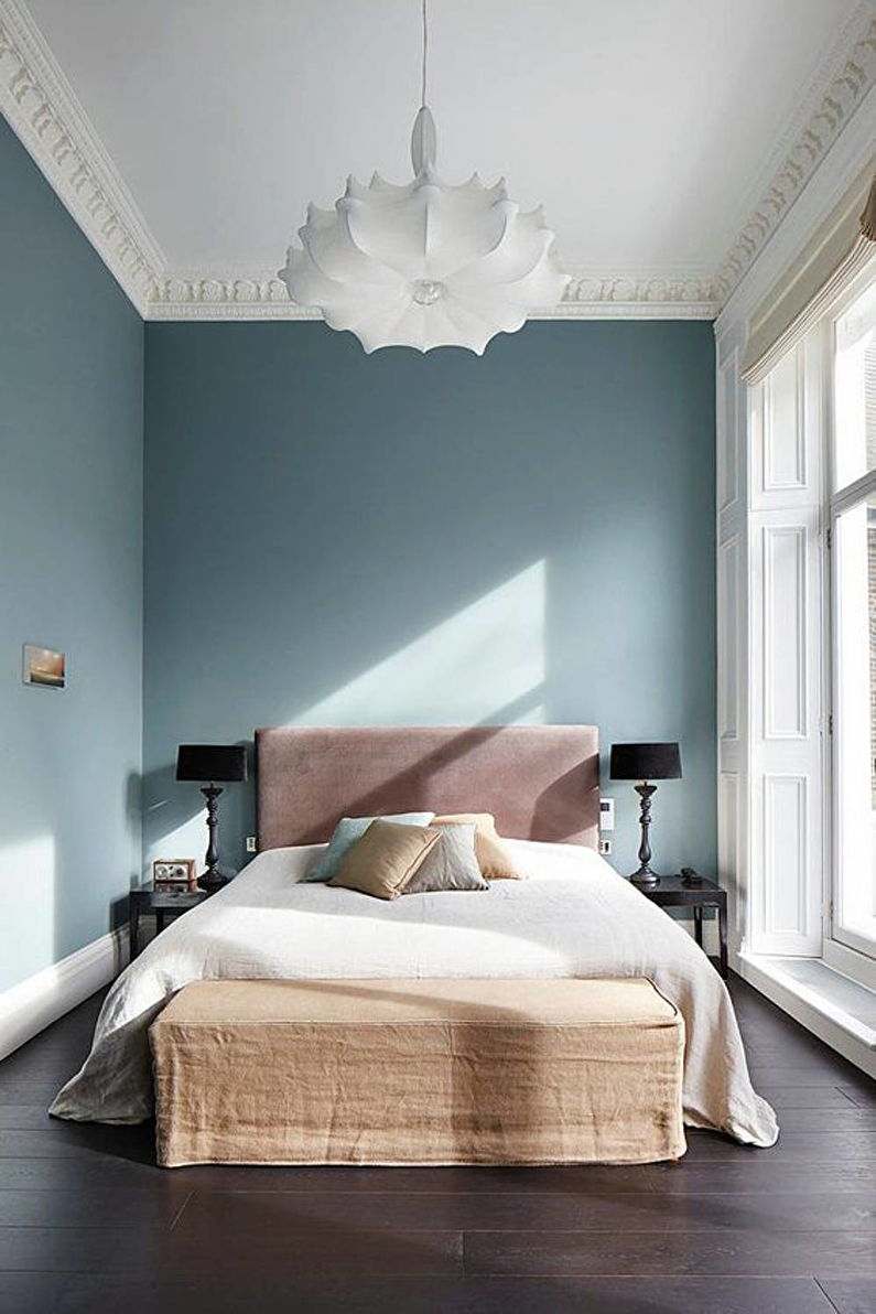 Дизайн интерьера узкой спальни - фото