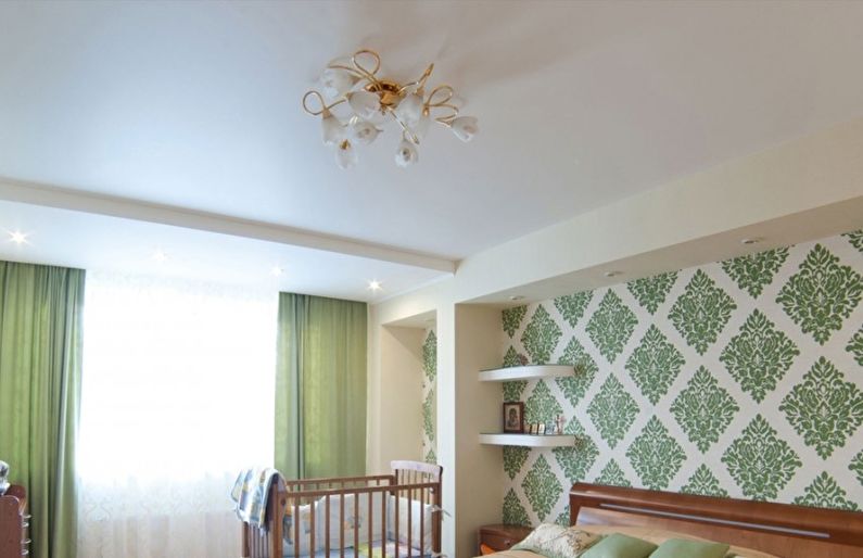 Сатиновый натяжной потолок в спальне - фото