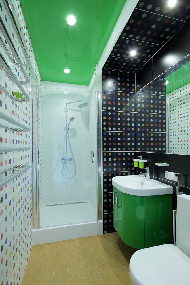 Зеленый глянцевый натяжной потолок в ванной - фото