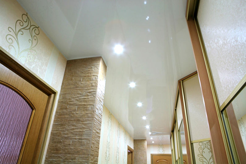 Белый натяжной потолок в прихожей и коридоре - фото