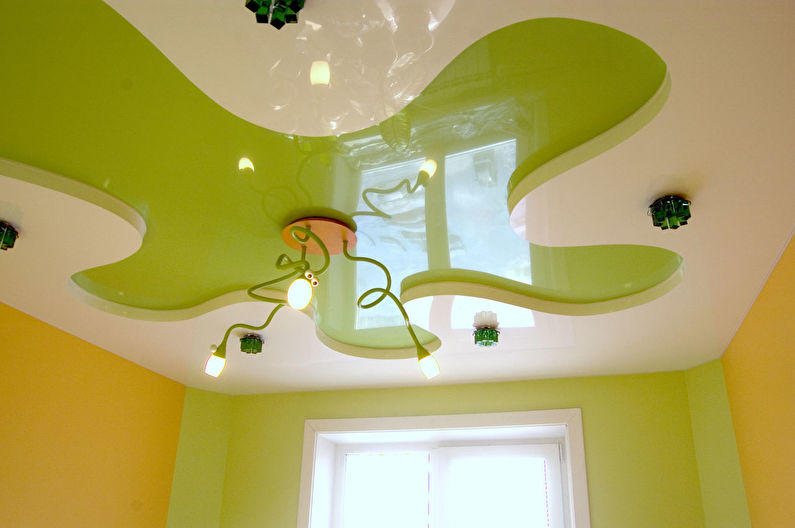 Зеленый натяжной потолок в детской комнате - фото