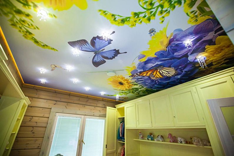 Натяжной потолок в детской комнате - Бабочки и цветы