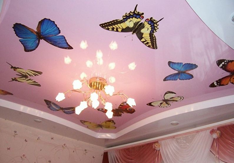 Розовый натяжной потолок в детской комнате - Бабочки