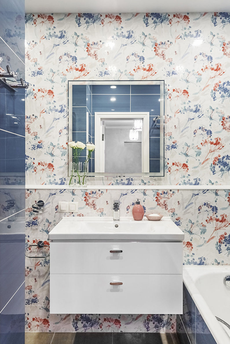 Дизайн интерьера узкой ванной комнаты - фото