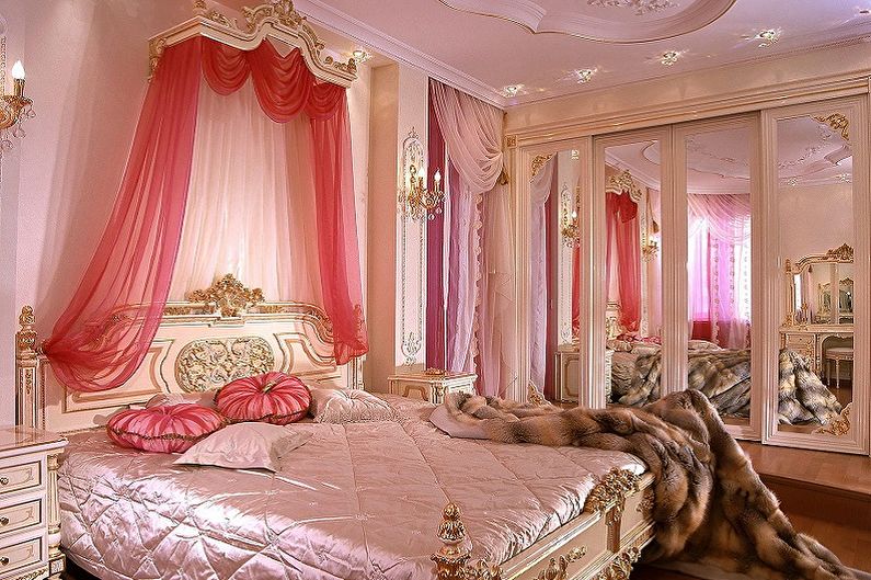 Маленька спальня в класичному стилі.