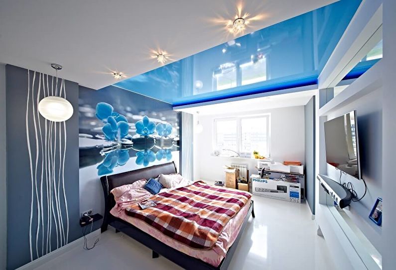 Синий натяжной потолок в спальне - фото