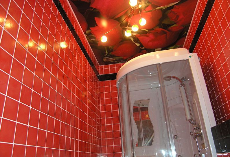 Натяжной потолок с фотопечатью в ванной комнате - Цветы
