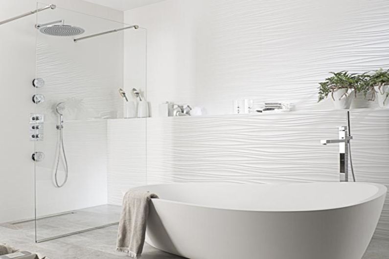 Дизайн інтер'єру білої ванної кімнати.