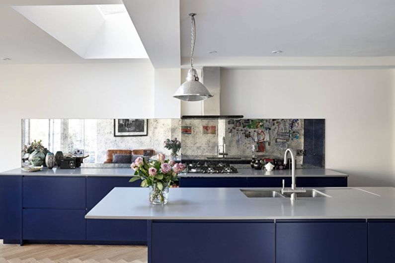 Дизайн интерьера кухни в синих тонах - фото