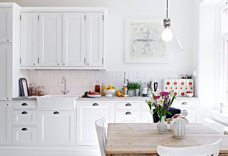 Маленькая кухня в белом цвете - дизайн интерьера