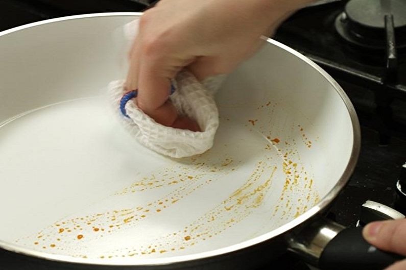 Как очистить от нагара керамическую сковороду - Вода и лимонная кислота