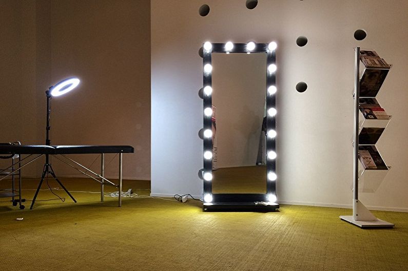 Виды гримерных зеркал с лампочками - Размер