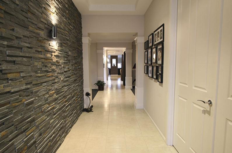 Декоративний камінь в інтер'єрі передпокою та коридору.