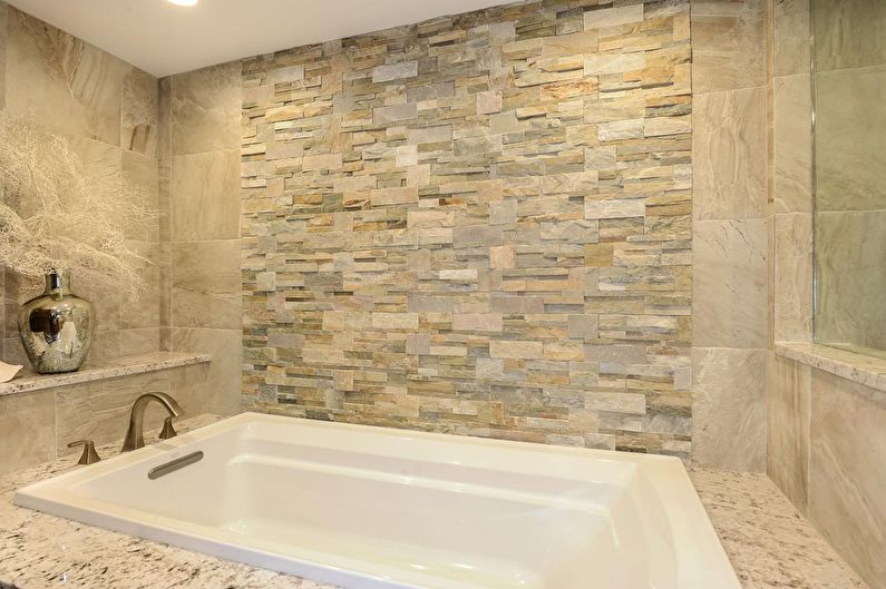 Декоративний камінь в інтер'єрі ванної кімнати.