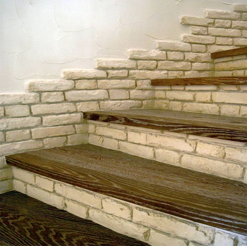 Оздоблення сходів декоративним каменем.