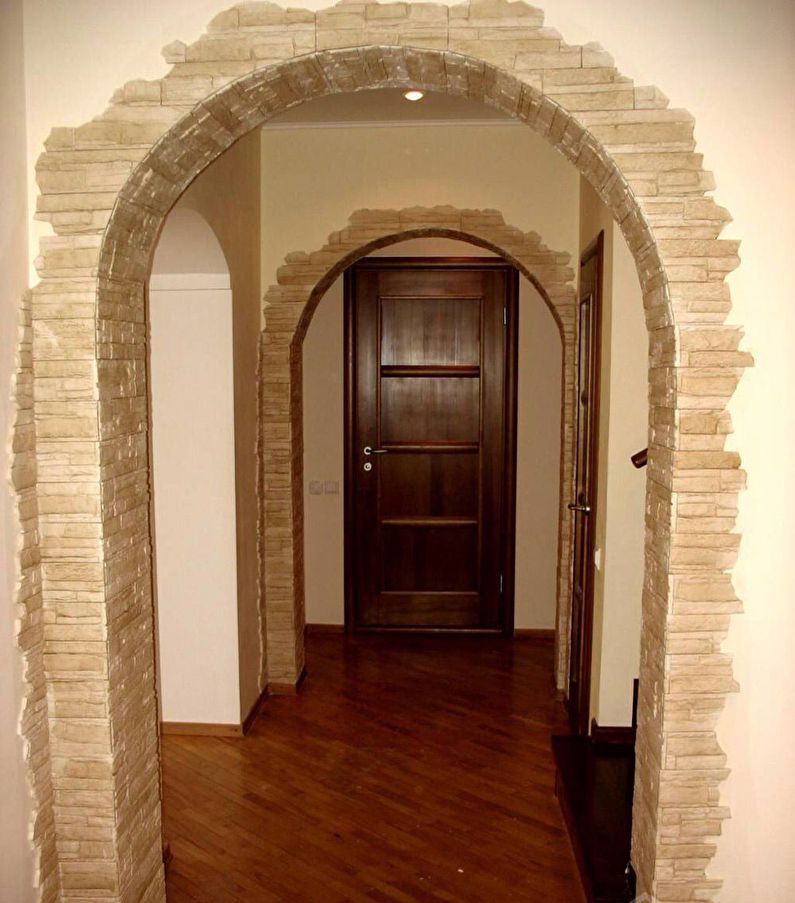 Оздоблення арки декоративним каменем.
