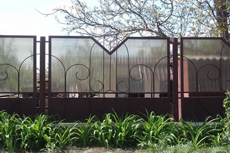 Забор из комбинаций материалов для частного дома - фото