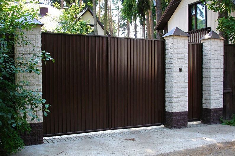 Забор из комбинаций материалов для частного дома - фото